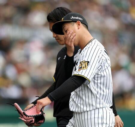 ２回途中、マウンドを降りる伊原＝１９日