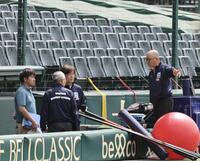 福永が落下した場所を確認する球場関係者