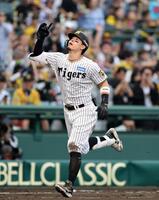７回、ソロを放ちベースを回る佐藤輝（撮影・山口登）