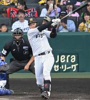 ５回、同点打を放つ大山（撮影・飯室逸平）