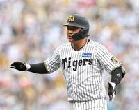 ５回、同点適時打を放ち手を叩く大山（撮影・山口登）