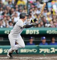 ６回、右前に勝ち越し適時打を放つ近本（撮影・山口登）