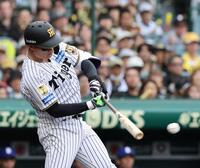 　１回、適時二塁打を放つ森下（撮影・山口登）