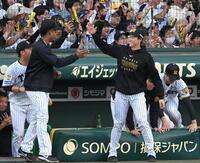 モレッタと勝利のハイタッチを交わす湯浅（撮影・飯室逸平）