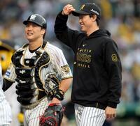 勝利投手になり、笑顔を見せる湯浅（右）＝撮影・山口登