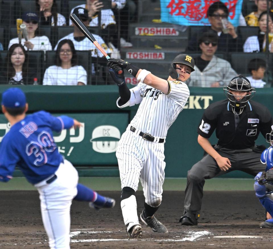 ７回、５号ソロを放つ佐藤輝（撮影・飯室逸平）