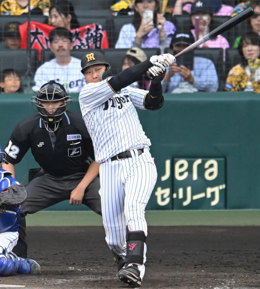 ５回、同点打を放つ大山（撮影・飯室逸平）