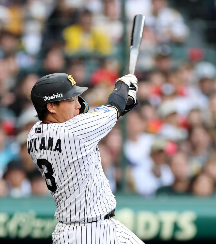 ５回、左前に同点適時打を放つ大山（撮影・山口登）