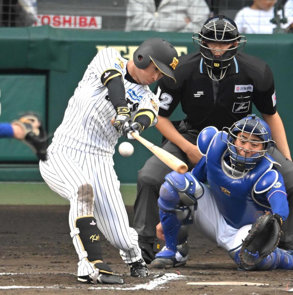 　６回、勝ち越し打を放つ近本（撮影・飯室逸平）