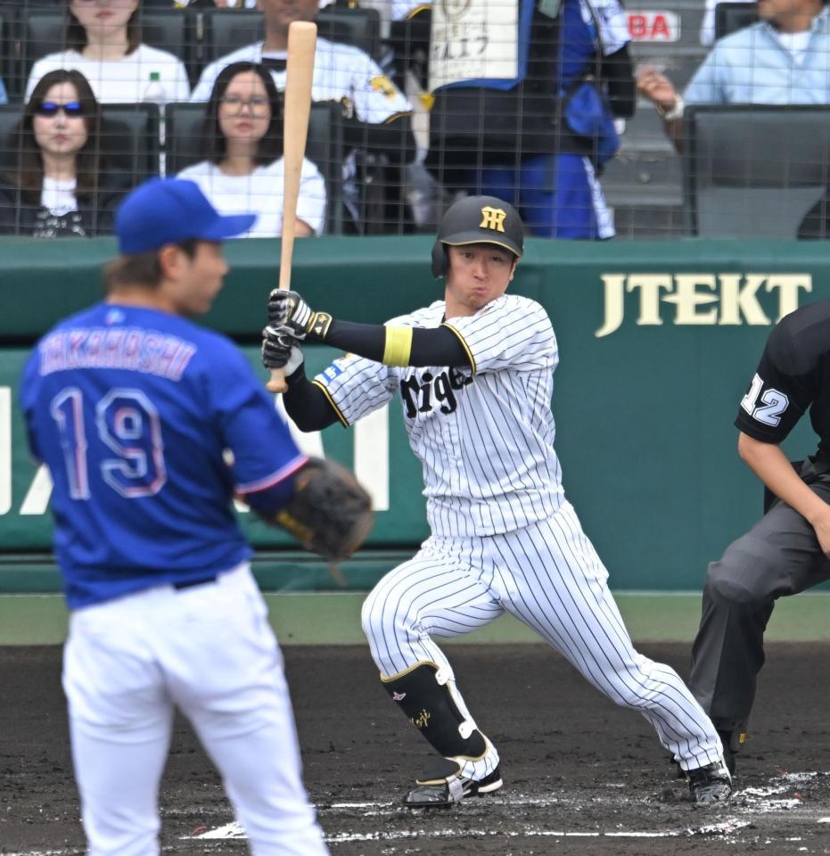 １回、内野安打を放つ近本（撮影・飯室逸平）