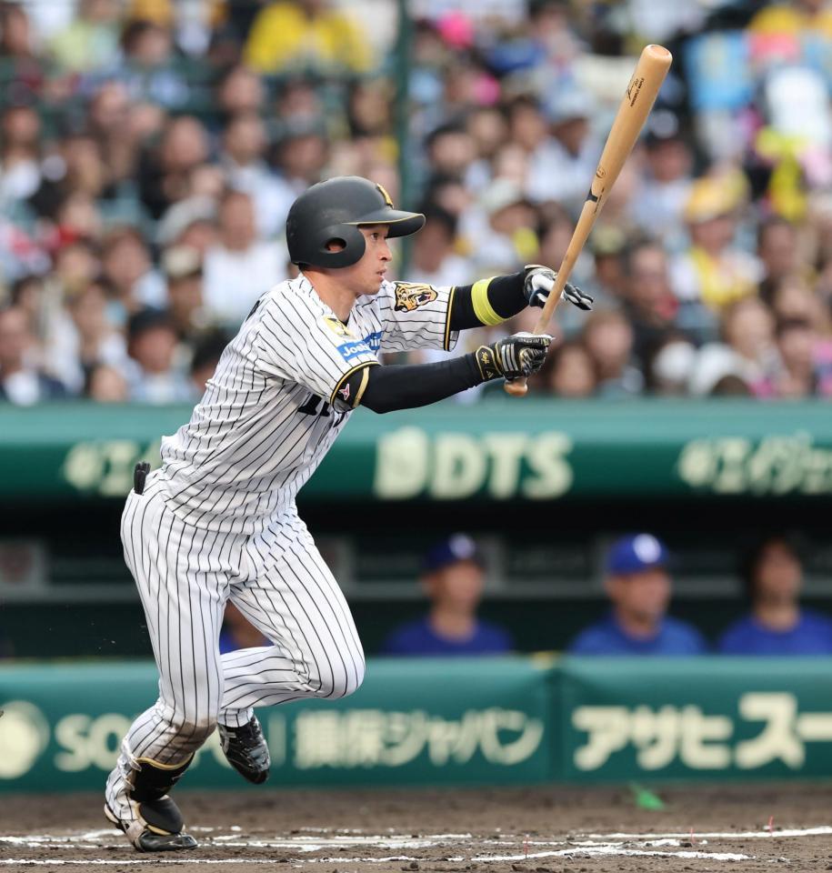 ６回、右前に勝ち越し適時打を放つ近本（撮影・山口登）