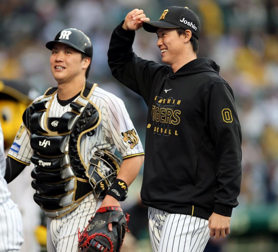 勝利投手になり、笑顔を見せる湯浅（右）＝撮影・山口登