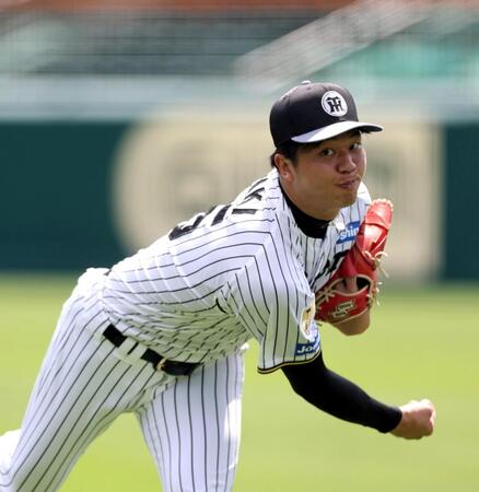 キャッチボールする才木（撮影・山口登）