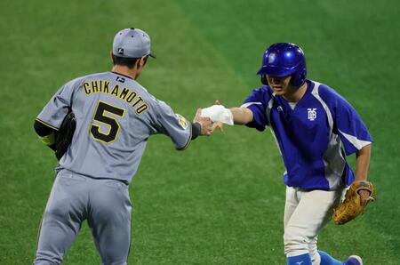 ５回、牧の打席前、グラウンドに落ちてきたビニール袋を回収し、ボールボーイ（右）に手渡す近本（撮影・伊藤笙子）