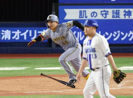 ８回、伊勢（手前）からプロ初安打となる右前打を放つ嶋村（撮影・伊藤笙子）