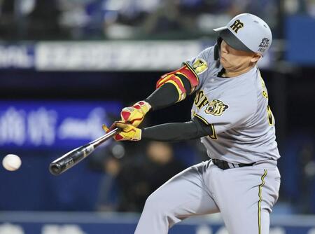 ８回、右前へ安打を放つ嶋村（撮影・田中太一）