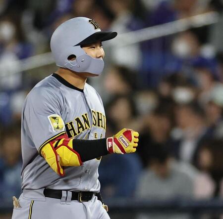 ８回、プロ初安打を放った嶋村（撮影・田中太一）