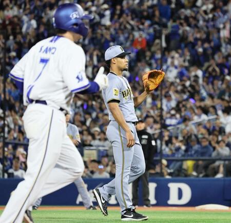 ７回、押し出し四球で勝ち越しを許すモレッタ（撮影・田中太一）