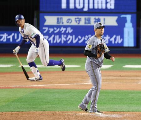 ８回、京田（奥）に適時打を浴びる岩貞（撮影・伊藤笙子）