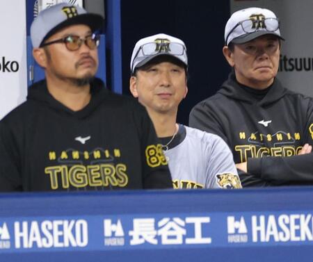 ９回、厳しい表情で前を見据える藤川監督（中央）＝撮影・西岡正