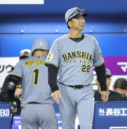 ６回、投手交代を告げに向かう藤川監督（撮影・西岡正）