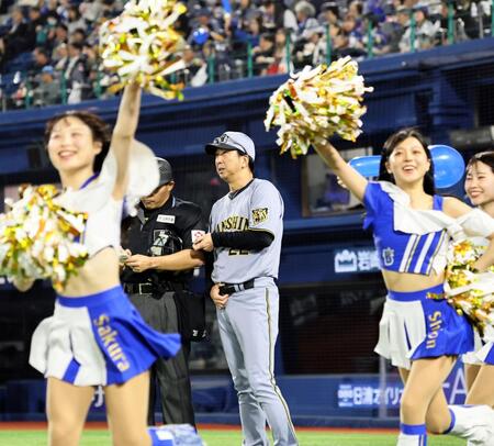 ７回、投手交代を告げる藤川監督（撮影・田中太一）