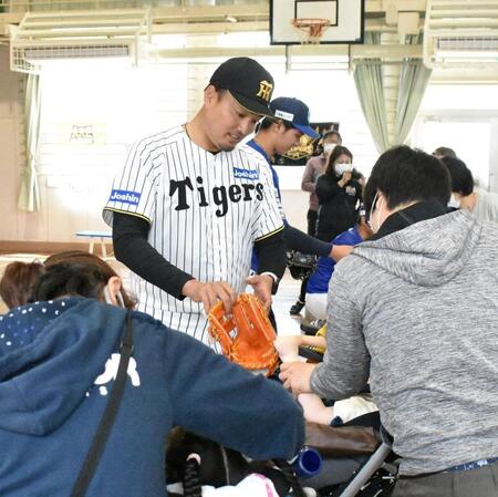 子どもたちと交流する秋山ＢＡ
