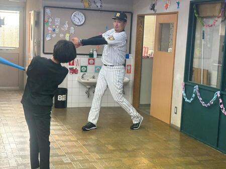 子どもたちに指導する秋山ＢＡ