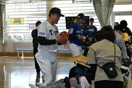 子どもたちと交流する秋山ＢＡ