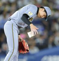 ５回、同点となり、ロジンを落としそうになる才木（撮影・西岡正）