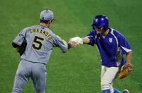 ５回、牧の打席前、グラウンドに落ちてきたビニール袋を回収し、ボールボーイ（右）に手渡す近本（撮影・伊藤笙子）