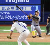 ８回、伊勢（手前）からプロ初安打となる右前打を放つ嶋村（撮影・伊藤笙子）