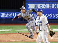 ８回、伊勢（手前）からプロ初安打となる右前打を放つ嶋村（撮影・伊藤笙子）