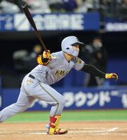 ８回、右前打を放つ嶋村（撮影・西岡正）