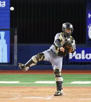 ８回からマスクを被る嶋村（撮影・伊藤笙子）