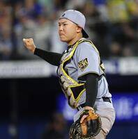 ８回にマスクをかぶるも、湯浅が打ち込まれ険しい表情の嶋村（撮影・田中太一）