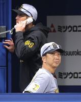 ７回、投手交代を決断し、ベンチを出る藤川監督（撮影・西岡正）