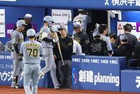 １６失点で大敗し、足早にベンチを後にする藤川監督（奥）ら（撮影・伊藤笙子）