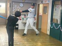 子どもたちに指導する秋山ＢＡ