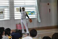 子どもたちに指導する秋山ＢＡ