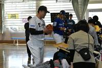 子どもたちと交流する秋山ＢＡ