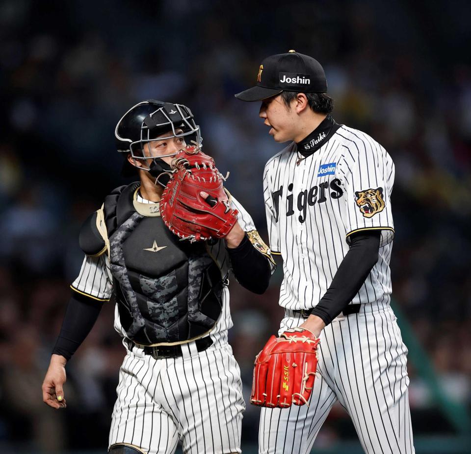 　前回登板の巨人戦でもバッテリーを組んだ坂本（左）と才木＝１４日