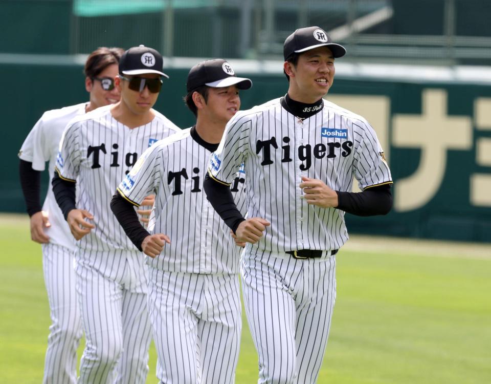 一列になってランニングする（右から）才木、高橋、茨木、村上（撮影・山口登）