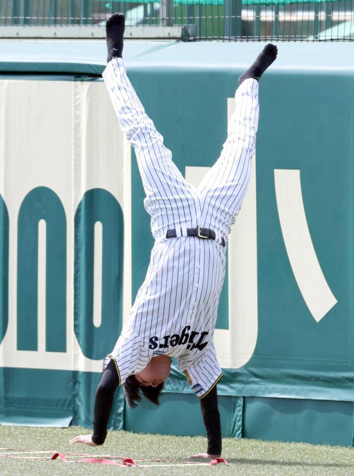 　逆立ちする高橋（撮影・山口登）