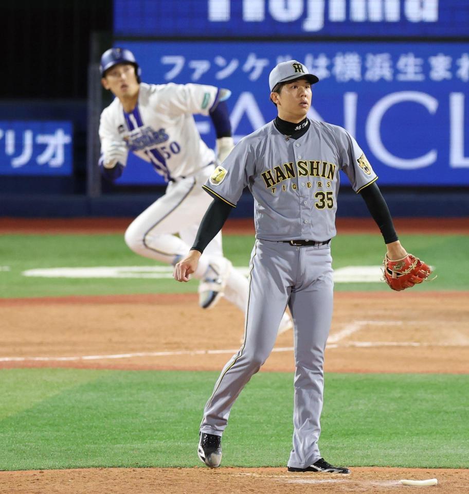 ５回、山本（奥）に２点適時二塁打を浴びる才木（撮影・伊藤笙子）