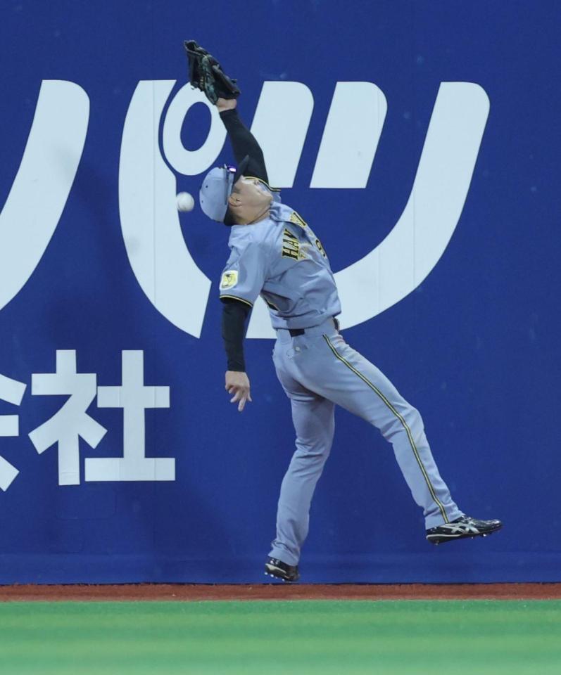 ５回、山本の打球に福島が飛びつくも捕れず、同点二塁打となる（撮影・西岡正）