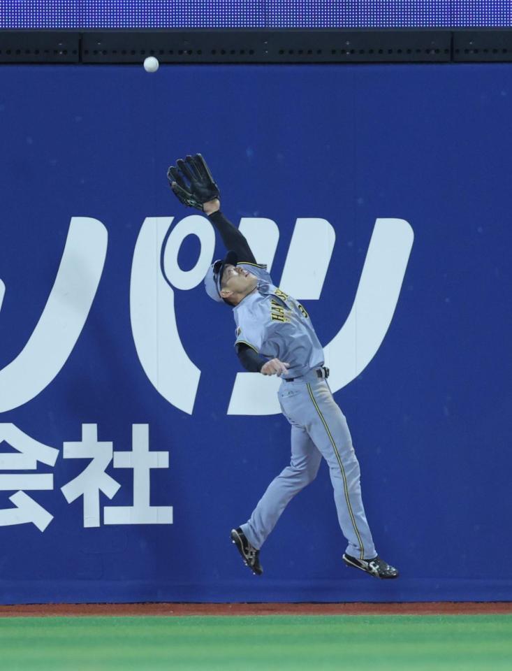 ５回、山本の打球に福島が飛びつくも捕れず、同点二塁打となる（撮影・西岡正）