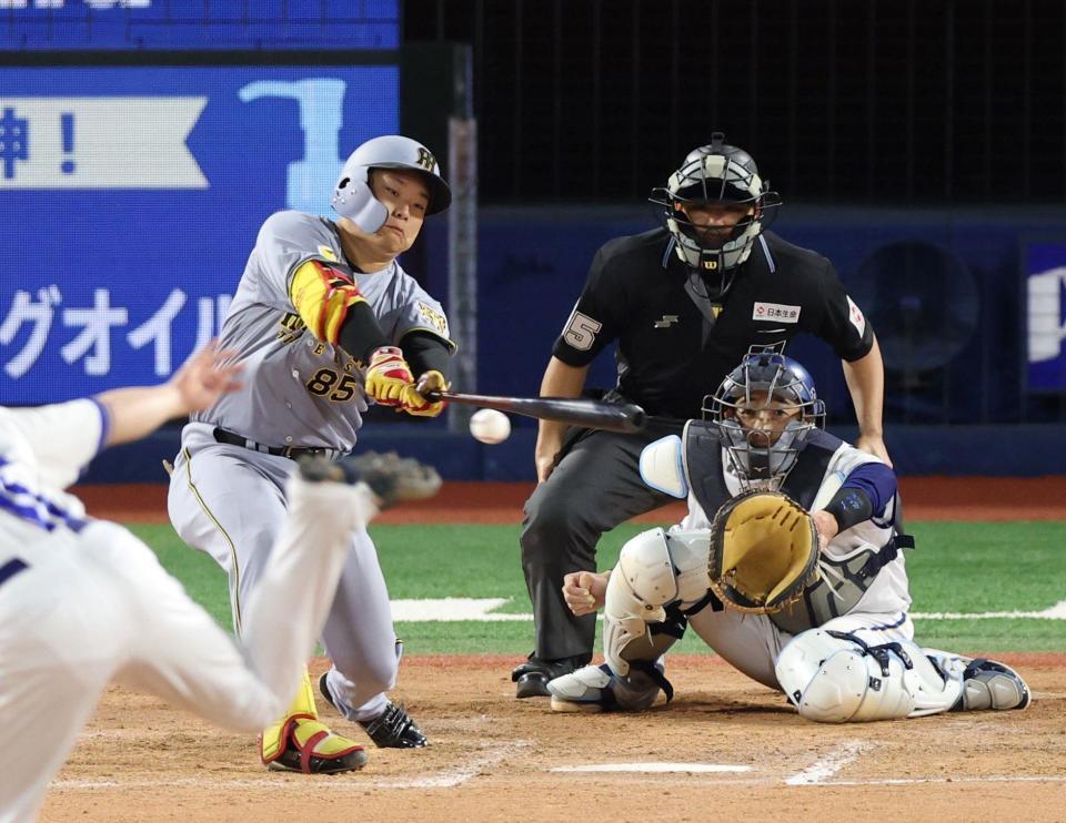 ８回、プロ初安打となる右前打を放つ嶋村（撮影・伊藤笙子）