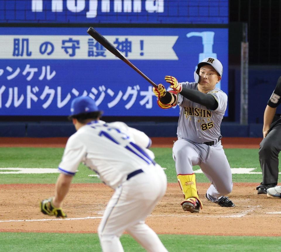 ８回、伊勢（手前）からプロ初安打となる右前打を放つ嶋村（撮影・伊藤笙子）