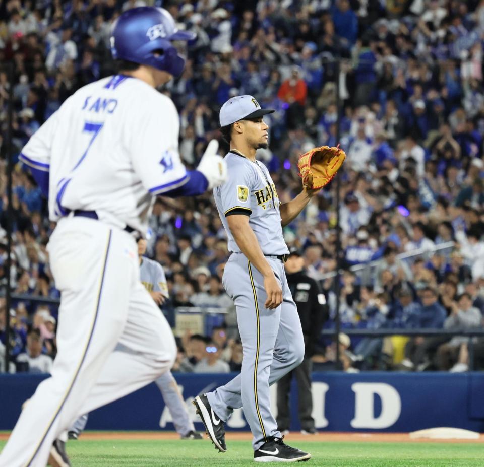 ７回、押し出し四球で勝ち越しを許すモレッタ（撮影・田中太一）